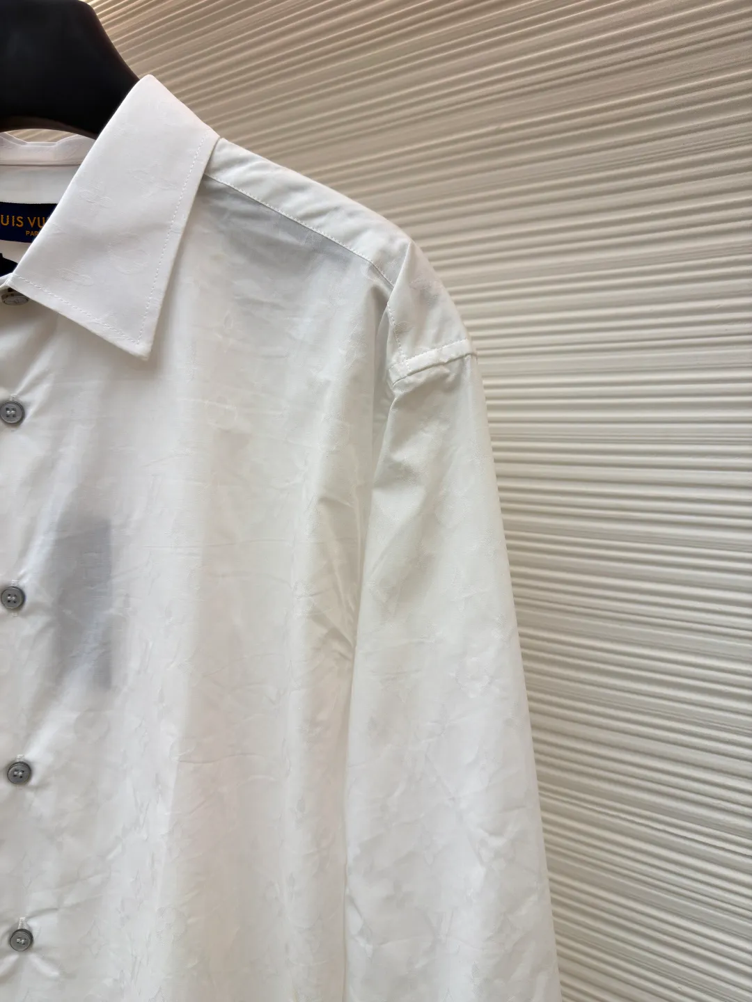 LOUIS VUITTON full-print jacquard long-sleeved shirt ●Original version: purchased and developed by 7550 ●Item number: 1681837-A75 ●Fabric: cotton jacquard fabric ●Technology: printing production ●Color: white ●Version: fitted version ●Weight: about 205 grams ●Size: 36-38-40-42 ●Description: This LV lapel shirt is made of high-count combed cotton jacquard fabric. The brand logo is hidden in the fabric texture through precision jacquard technology. The texture is delicate and high-end. The craftsmanship adopts manual overlocking processing, and the stitching on the collar, placket, cuffs and other details is even and neat, and the edges are smooth and burr-free, taking into account both durability and sophistication. The single-row buttons are made of matte metal buckles of the same color, echoing the texture of the fabric and fastening smoothly. The silhouette is slim and slightly loose, and the length, shoulder width and other data are accurately adapted according to the size gradient. The curved hem design enhances the fit. The fabric is skin-friendly and breathable. It is recommended to wash it by hand to protect the jacquard texture. It is a business and casual item that combines texture and practicality. The overall wiring is straight and delicate, the fabric is comfortable and soft, and the color is consistent without color difference. It can be matched with the same style to create a fashionable look and control various occasions. Customized accessories, complete with three standards, same style for men and women!